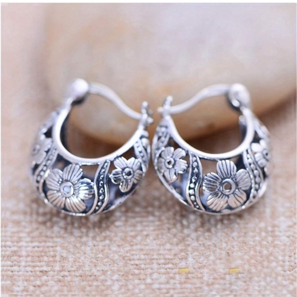 Small Vintage Exquisite Silver Flower Pattern Circle Earrings - Picture 1 of 5